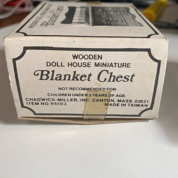 Vintage Dollhouse Bedroom 3 pieces, Bed, Vanity, Blanket Chest. - Picture 7 of 13